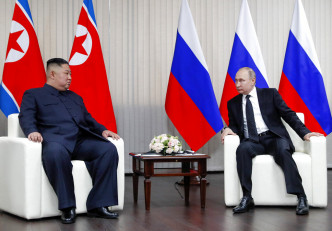 金正恩(左)與普京首次會談。AP
