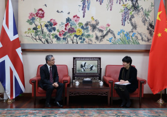 劉怡翔（左）在倫敦禮節性拜會中國駐英國臨時代辦大使陳雯（右）。 政府圖片