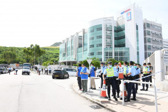 警方流動指揮車到場，乘搭穿梭巴士上班的員工被截查。