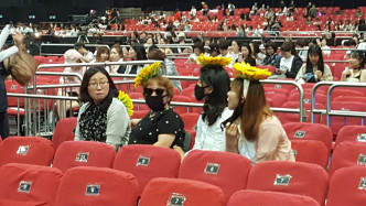 有粉丝们戴上太阳花头饰希望吸引Oppa注意。