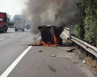 一家七口被救出後麵包車瞬間被火吞沒。