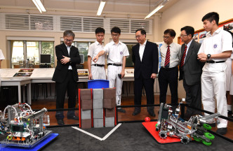 杨伟雄探访香港培正中学，观看同学示范在科技挑战赛香港区选拔赛中的参赛机械人。