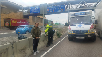 貨車司機手部受傷，拒絕送院。 歐陽偉光攝