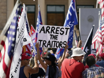 特朗普的支持者續在亞利桑那州議會大廈外示威。AP