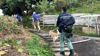 警方带同警犬上山扫荡及搜捕疑犯。图:警方提供