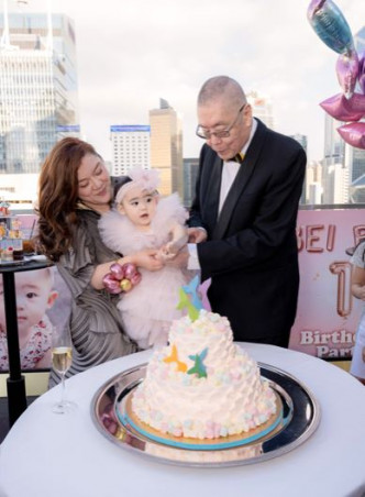 刘诗昆和孙颖陪同贝贝切蛋糕。