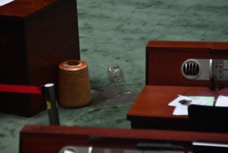 朱凱廸和陳志全在議事廳灑有機肥料。