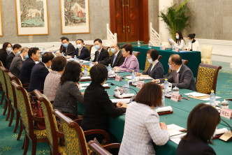 林鄭月娥與商務部部長鍾山（前排左四）會面和出席會議。