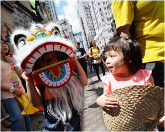 東大街有舞龍、醒獅表演。