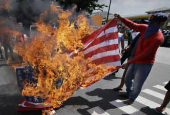 有示威者其后焚烧多面美国国旗。