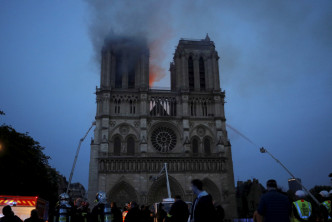 巴黎圣母院大火已接近扑灭。AP