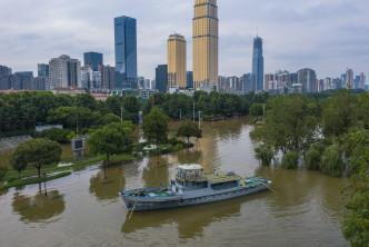长江中下游洪水洪峰顺利通过汉口江段。新华社资料图片