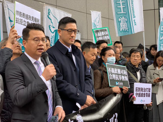 民主黨立法會議員林卓廷和尹兆堅今早到灣仔警察總部接受警方預約拘捕。