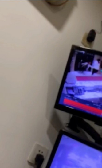 又上载CCTV片段，可见一名男子强行拉扯一名神志不清的女子。