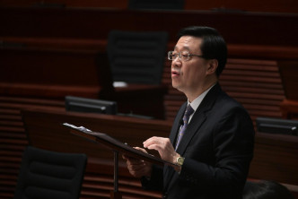 李家超认为，三项议案都不必要，呼吁议员否决。