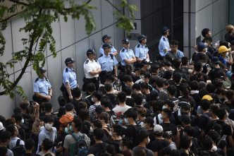 示威者昨日包围警察总部。