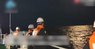 南韓海洋警察搜救傾覆中漁船的3名失蹤者。網圖