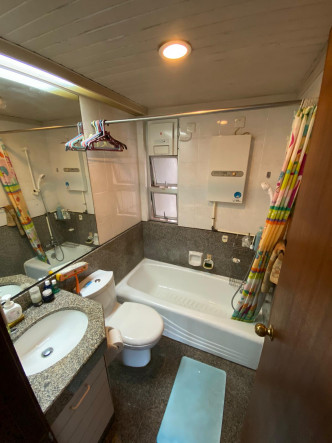 浴室采浴缸设计，设有大镜，方便梳洗及整理仪容。