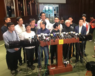 15名民主派議員要求與行政長官林鄭月娥對話。