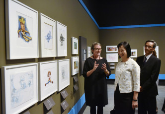 （左起）彼思動畫製作室博物館及展覽節目高級經理Maren Jones、康樂及文化事務署署長李美嫦和博物館諮詢委員會主席黃遠輝參觀展覽。