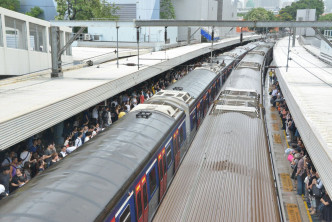 东铁线九龙塘站月台站满人。