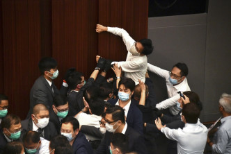 李慧琼主持立法會內務委員會會議爆發混戰，民主派和建制派爭奪主席台。資料圖片