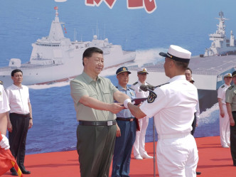 习近平出席海军三型主战舰艇集中交接入列活动。新华社