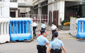 警署出动多名警员为杨明维持秩序。