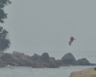 直昇機將一名飛行員放落石灘。