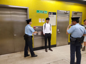 警员在站内戒备。