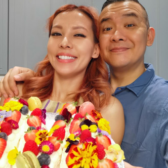 Jade為慶祝老公Mark的生日，親手整蛋糕。
