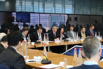 劉怡翔在倫敦出席香港──英國金融合作對話2019的「香港與倫敦金融服務合作小組會議」，並作開場發言。 政府圖片