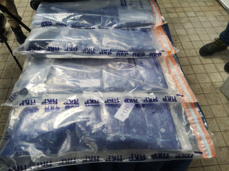 警方在行李箱暗格夹板内捡获4包共6公斤的怀疑可卡因，市值约648万港元。
