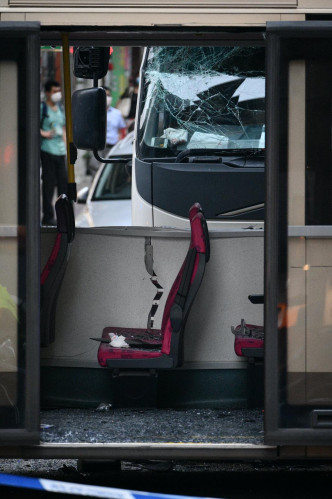 巴士底层右边车窗碎裂。