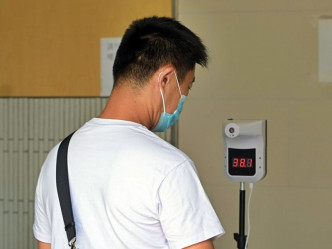 白田社区会堂检测中心的体温探测仪出现故障。