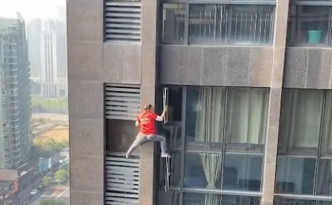 1名身穿工作服的男子在没有任何安全装备下，于17楼徒手爬出窗外维修冷气 。影片截图