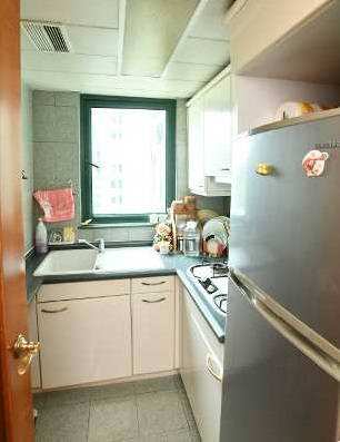 厨房设有上下两列厨柜，提供充足储物空间。