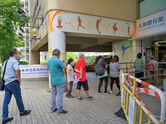 大埔太和體育館的檢測中心今早有多名市民在外排隊。