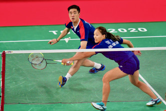 羽毛球混双谢影雪（右）与邓俊文奋战得第四，创港队历来最佳成绩。
