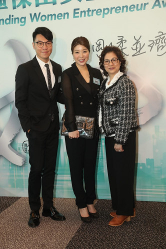 胡家惠在提名人王贤志和妈咪出席支持。