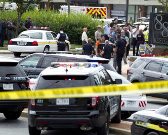 马里兰州报馆发生枪击事件，5死20伤。AP