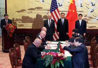 中美企业家签署19项商业合作协议。