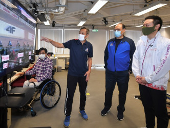 徐英伟（右一）和林大辉（右二）在运动科学中心了解如何运用科技检视及提升运动员表现。