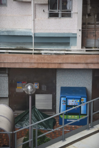 母子懷疑由華塘樓4樓一個單位墮下，平台位置被圍封。