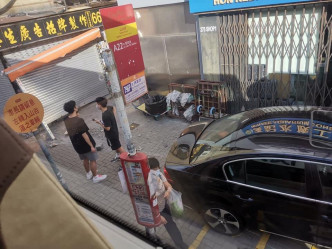 私家车失控冲上巴士站，途人及时闪避，无人受伤。网民Bosco Chu图片