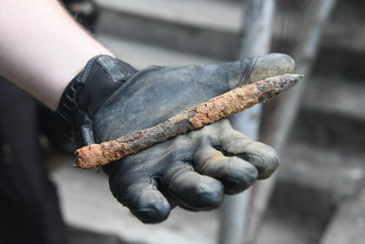 警員掘出一條6吋長生鏽鐵枝。
