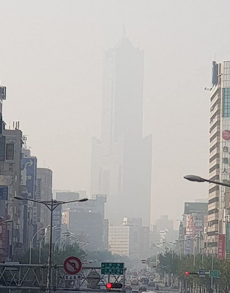 高雄的85大樓在空氣污染中消失。FB爆料公社