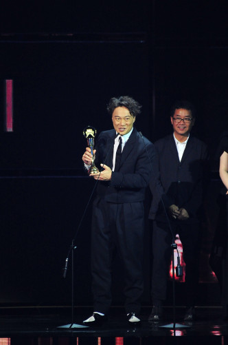 Eason代制作人王双骏上台领奖。