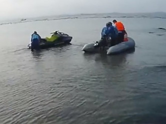 他们一家人最终在警方的坚持下，搭回小艇离开无人岛。微博影片截图