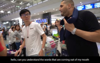 RiceGum与拍档又取笑香港人不懂说英语。
